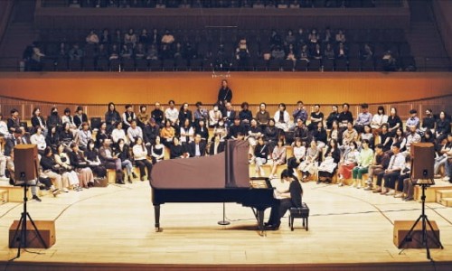 [한국경제] 연주자와 함께 무대에 앉으니 피아노 페달 진동까지 느껴졌다