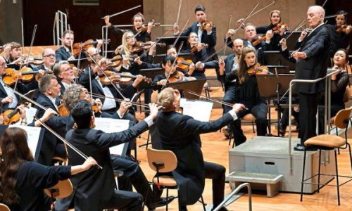 [한국일보] [이지영의 클래식 노트] 베를린 무대에 다시 선 바렌보임, 음악의 힘 믿은 지휘자