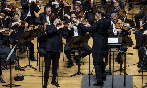 [한국경제] 벨벳의 현은 부드러웠고, 황금의 관은 눈부셨다